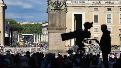 Más de 30 mil personas esperan la primera fumata en la Plaza de San Pedro