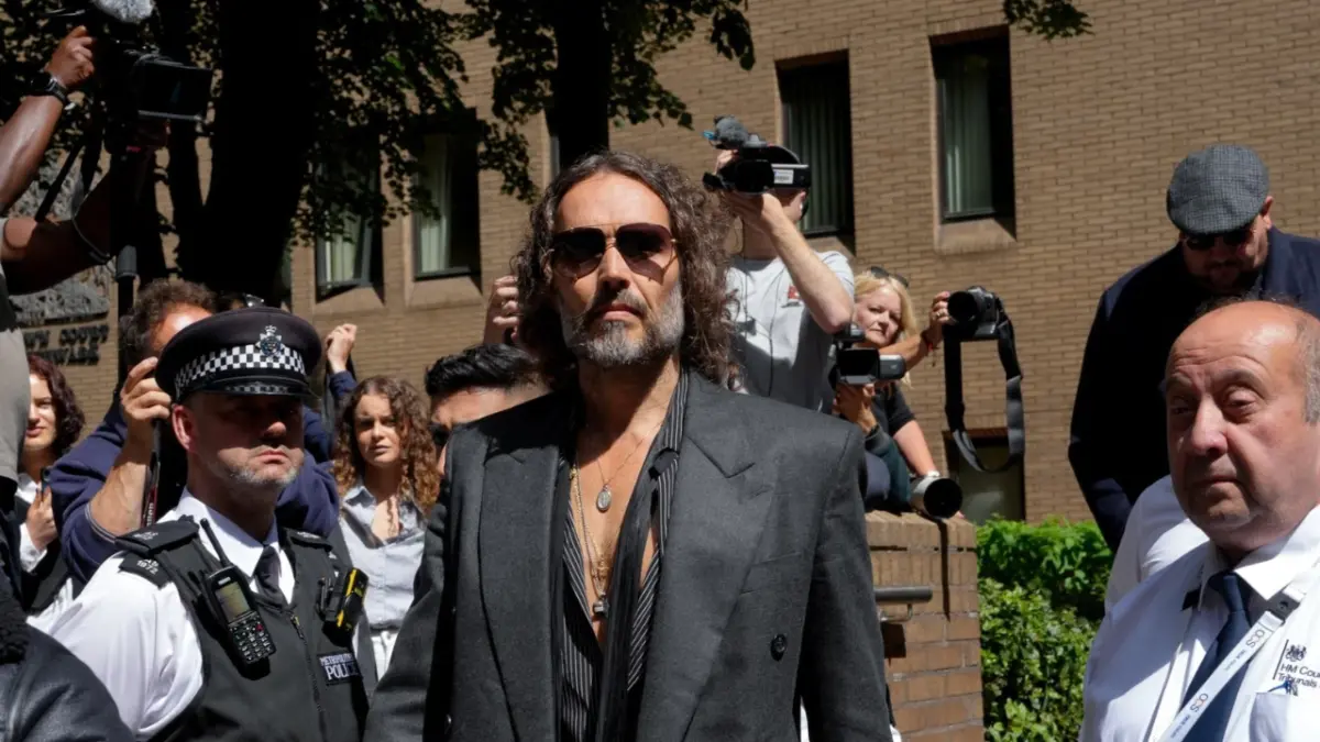 Actor británico Russell Brand se declara no culpable de violencia sexual