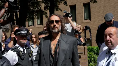 Actor británico Russell Brand se declara no culpable de violencia sexual