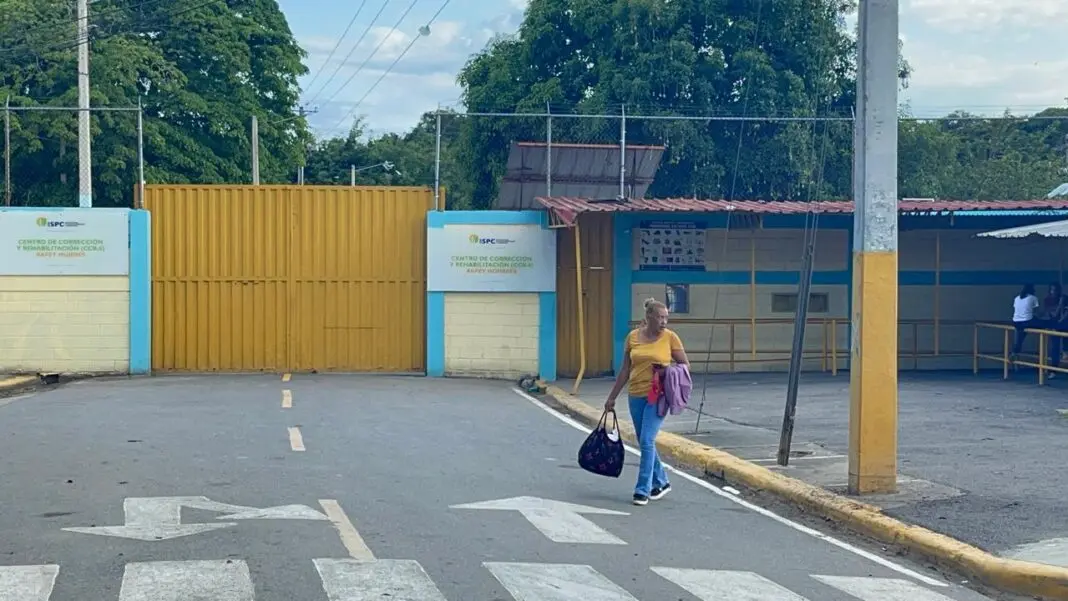 Se fuga recluso condenado por asesinato del Centro Rafey Hombres en Santiago