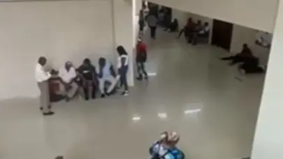 Denuncian faltan de bancos en Palacio de Justicia de Monte Plata