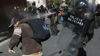 Seguidores de Evo Morales chocan con la Policía en su tercer día de protestas en Bolivia