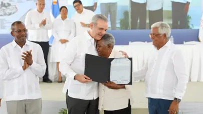 Abinader entrega títulos de propiedad a familias de los municipios de Santo Domingo Este y Oeste