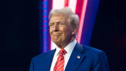 Donald Trump amenazó con extender a todos los fabricantes de teléfonos inteligentes el arancel del 25%