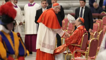 Un deseo de suerte al cardenal Parolin en la misa antes del cónclave suscita curiosidad
