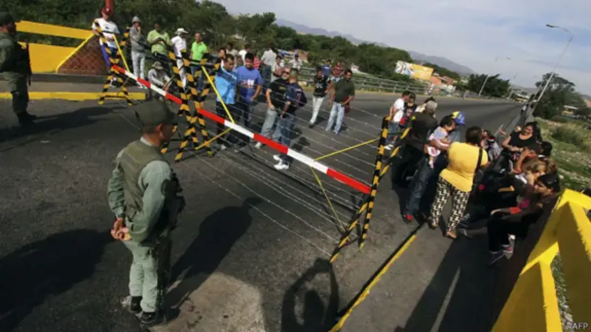 Cierre de frontera deja varados y desconcertados a decenas de venezolanos en Colombia
