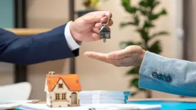 Moradores temen tragedia por casa a punto de caer