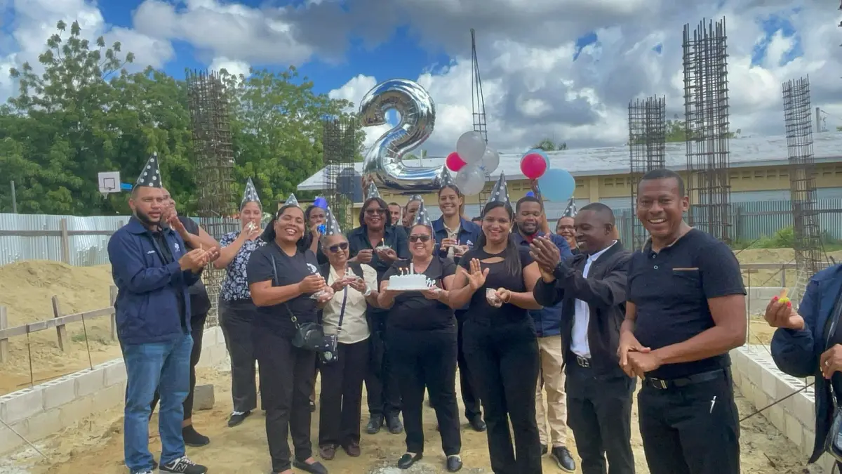 Celebran con bizcocho dos años de estar paralizada construcción de escuela en María Trinidad Sánchez