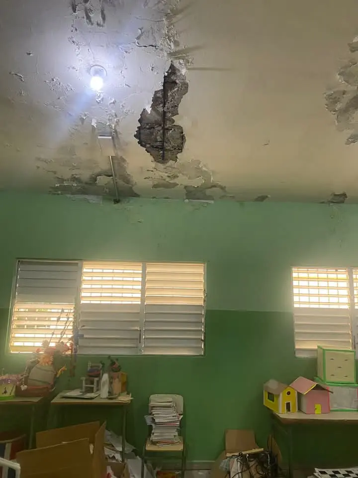 Continúa desprendimiento en escuela pública de Las Gordas en Nagua