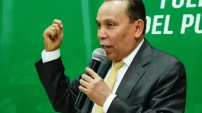 "Es un abuso del PRM mantener altos precios de los combustibles con barril de petr&oacute;leo a menos 70 de d&oacute;lares", afirma Radham&eacute;s Jim&eacute;nez