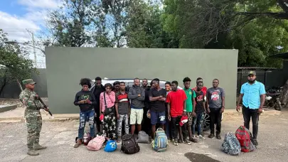 Detienen 16 inmigrantes indocumentados que fueron abandonados en una jeepeta en Mao
