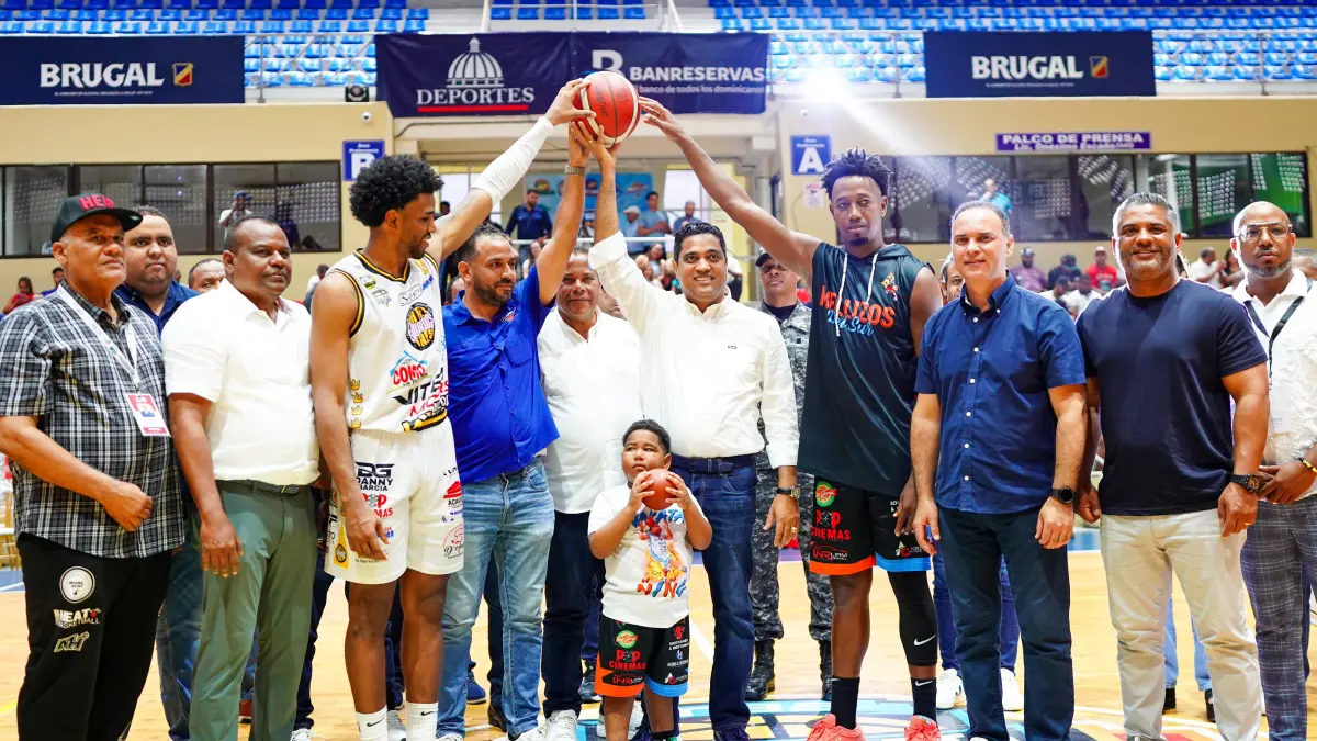 Ministro Kelvin Cruz entrega un millón de pesos al baloncesto de Puerto Plata