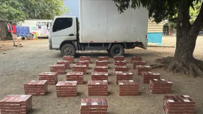 Confiscan contrabando de 154 mil cigarrillos escondidos debajo del falso piso de un camión en Santiago Rodríguez