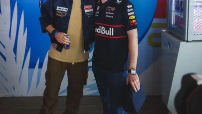 ¡Es oficial! Youtuber Germán Garmendia ya es parte de Red Bull; Max Verstappen le entrega la gorra de recibimiento