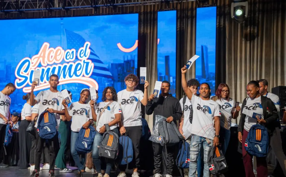 Miles de jóvenes dominicanos reciben pasaportes visados para programa Summer Work and Travel de ACE International