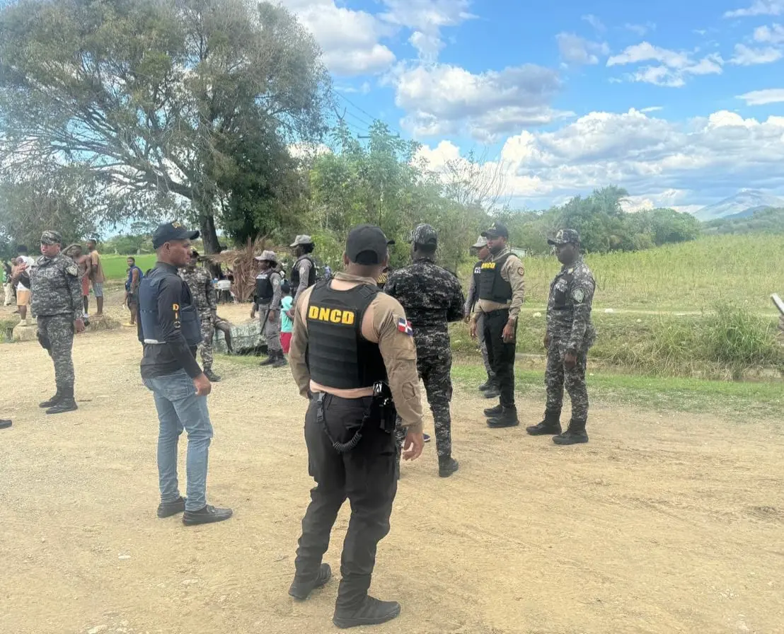 Atacan a tiros a agentes de la DNCD en Baní; ocupan drogas y buscan a “alias Carlitos”