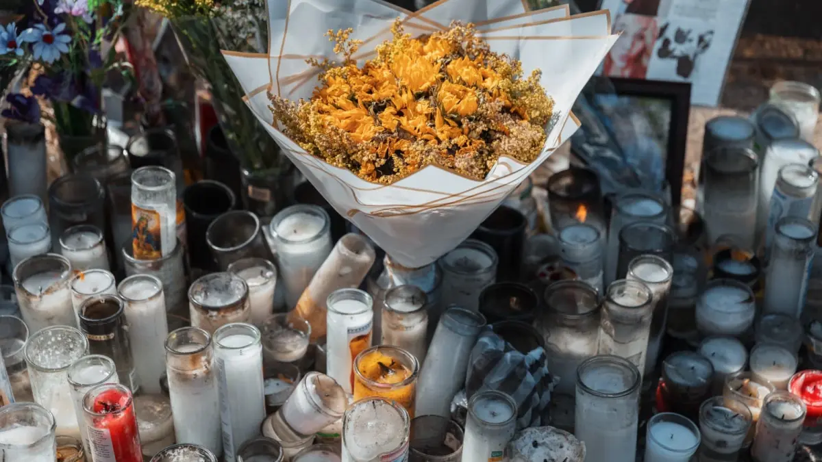 Alcaldía del DN coloca nuevas flores en altar Jet Set a propósito de conmemorarse primer mes de la tragedia