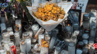 Alcaldía del DN coloca nuevas flores en altar Jet Set a propósito de conmemorarse primer mes de la tragedia