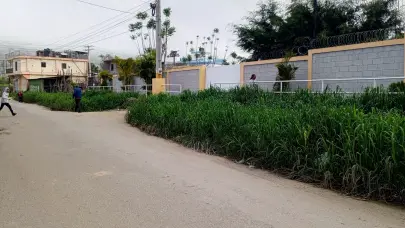 Un canal frente a escuela en Constanza es foco de contaminación y peligro