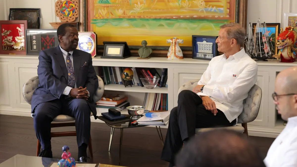 Cancilleres de Kenia y RD rinden homenaje a soldados kenianos caídos en Haití