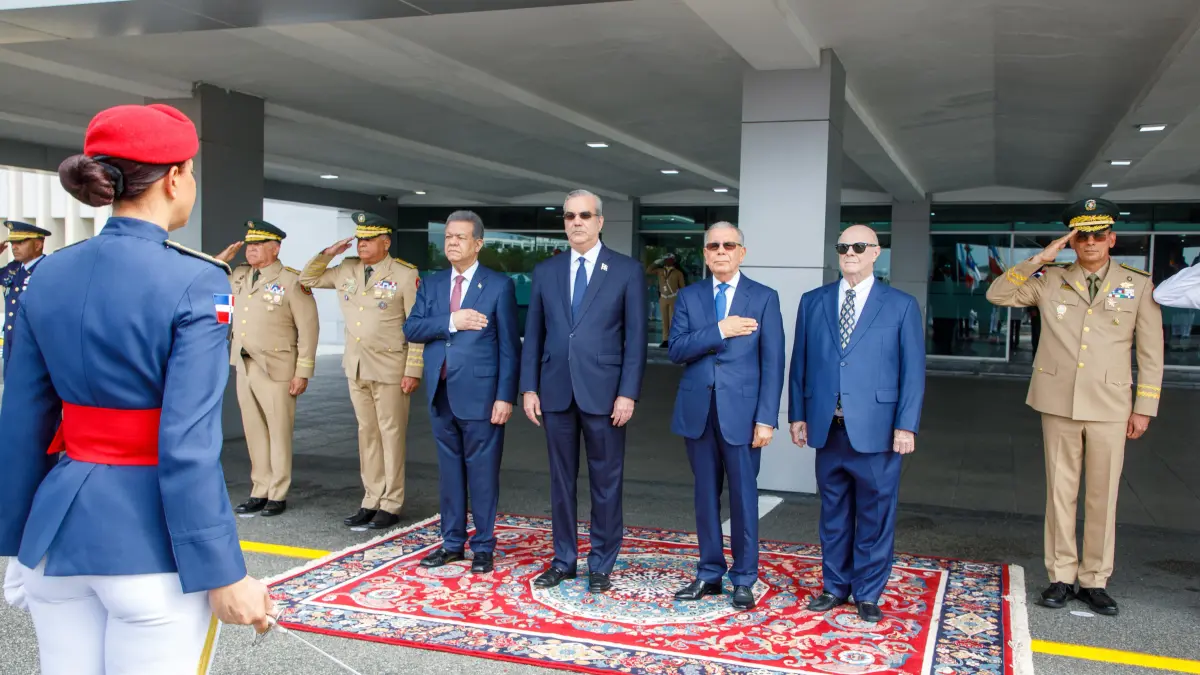 Abinader se reúne con expresidentes para abordar crisis migratoria