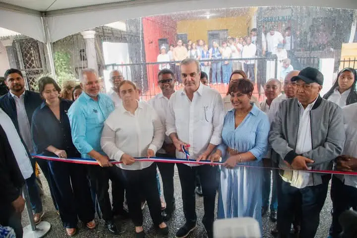 Presidente Abinader entrega Centro Caipi y tarjetas Supérate en San Cristóbal