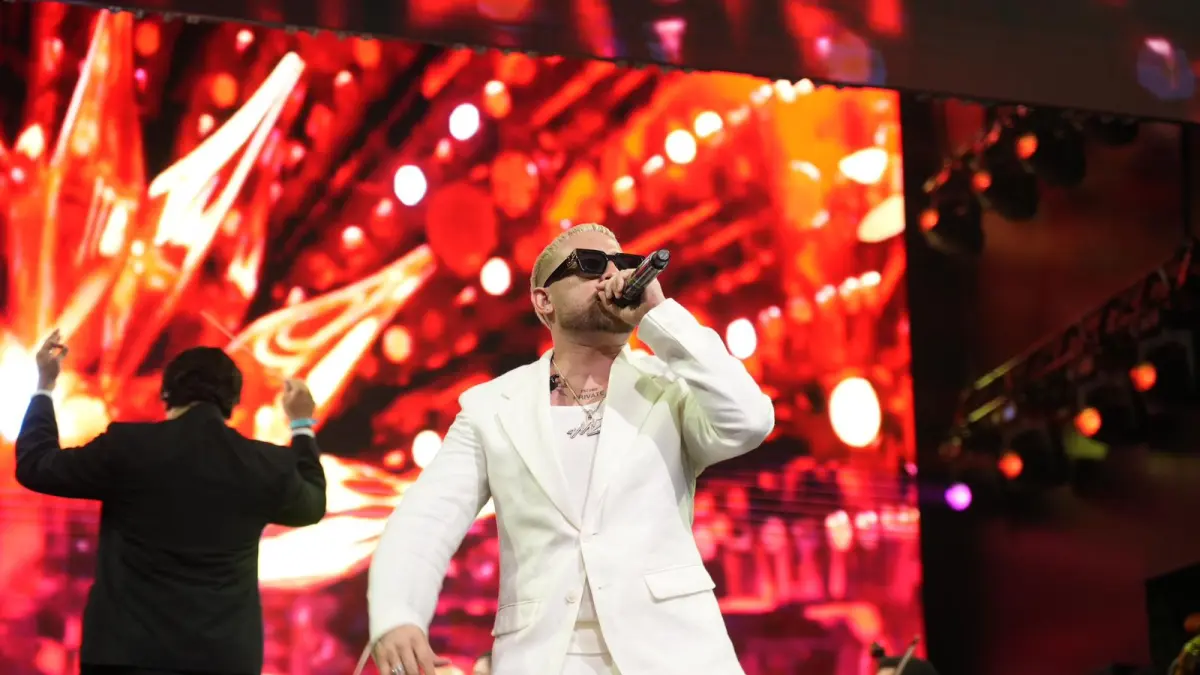 MarkB deslumbra junto a la Sinfónica Clásica de Hispaniola en 30 aniversario de Bahía Príncipe