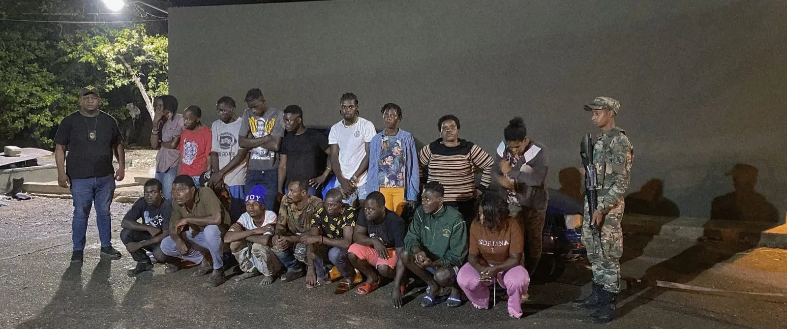 Detienen vehículo con 19 inmigrantes haitianos indocumentados en Mao