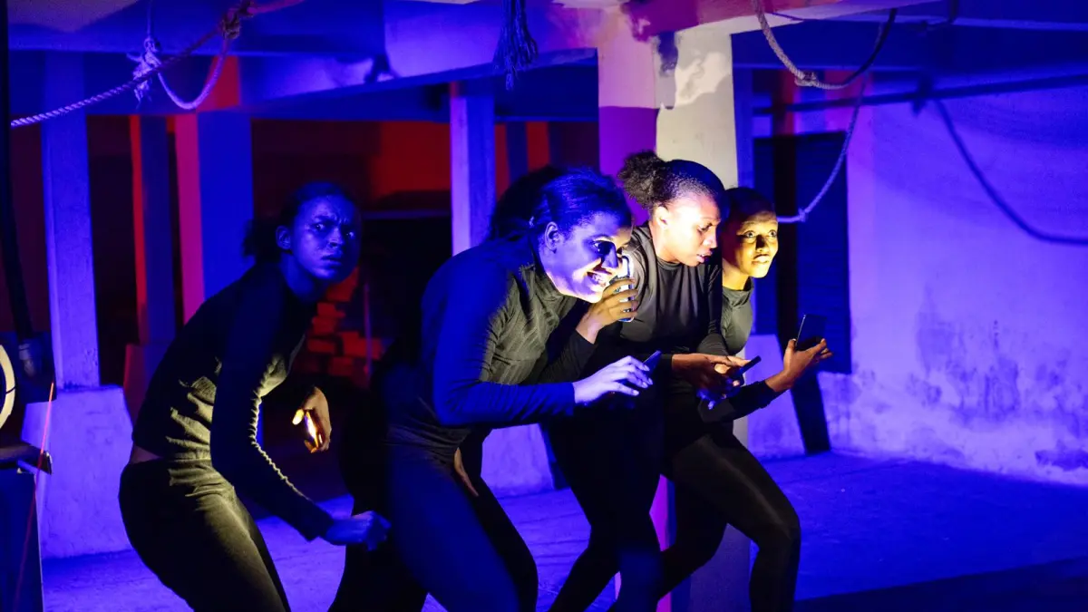 Bellas Artes abre las puertas al ingenio de Metamorpho Teatro e Imperium con un público joven entusiasta