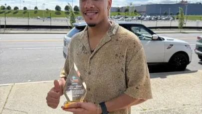 Yan Romel recibe su primer reconocimiento como “Joven de Oro”