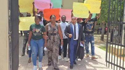 Familiares de joven asesinado en La Romana exigen justicia frente al Palacio de Justicia