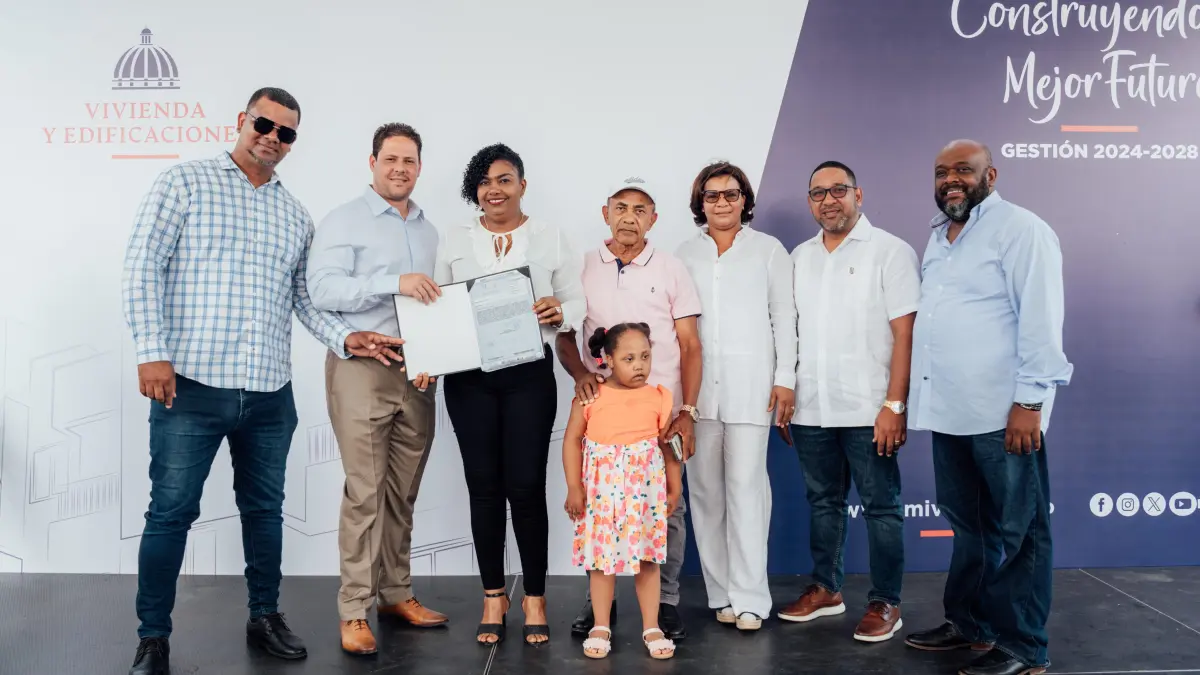 Ministro Carlos Bonilla entrega 90 títulos de propiedad a familias de Bayaguana