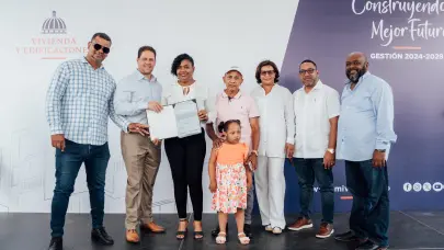 Ministro Carlos Bonilla entrega 90 t&iacute;tulos de propiedad a familias de Bayaguana
