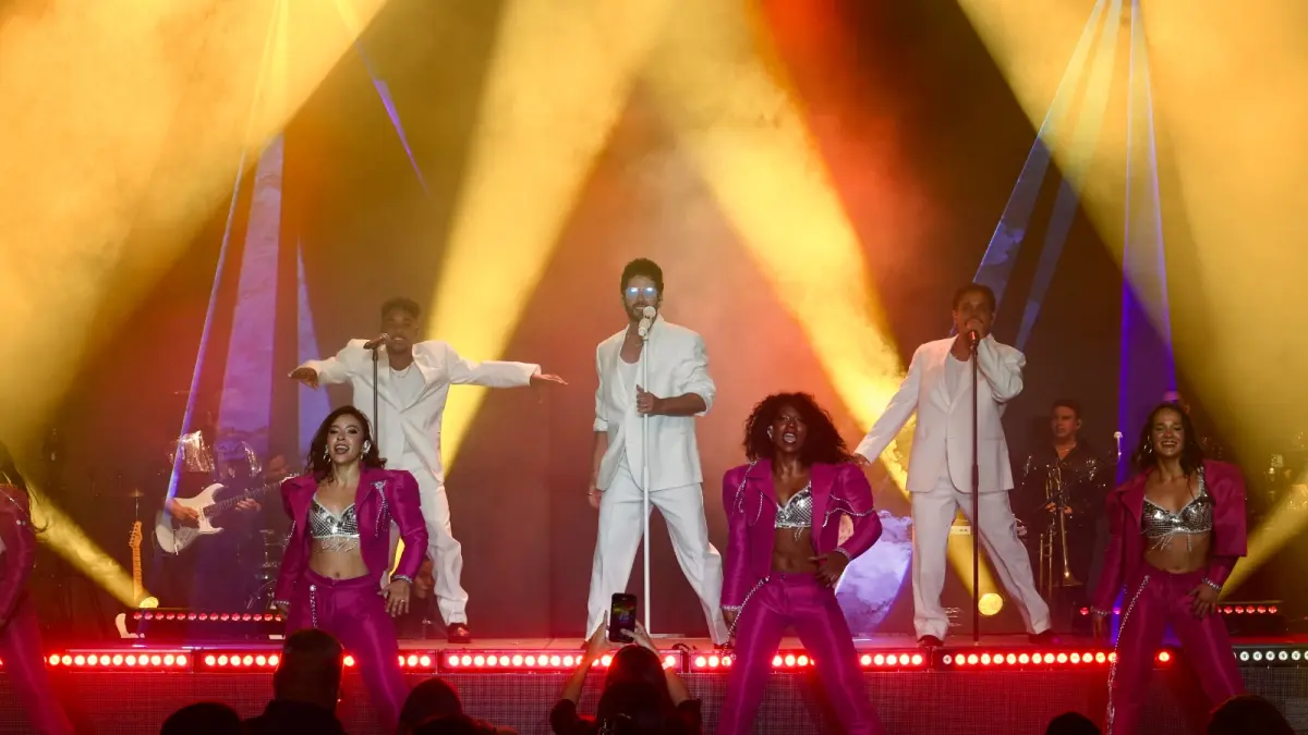 Manny Cruz abarrota el Teatro La Fiesta con gran espectáculo “2080”