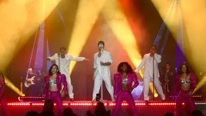 Manny Cruz abarrota el Teatro La Fiesta con gran espect&aacute;culo "2080"