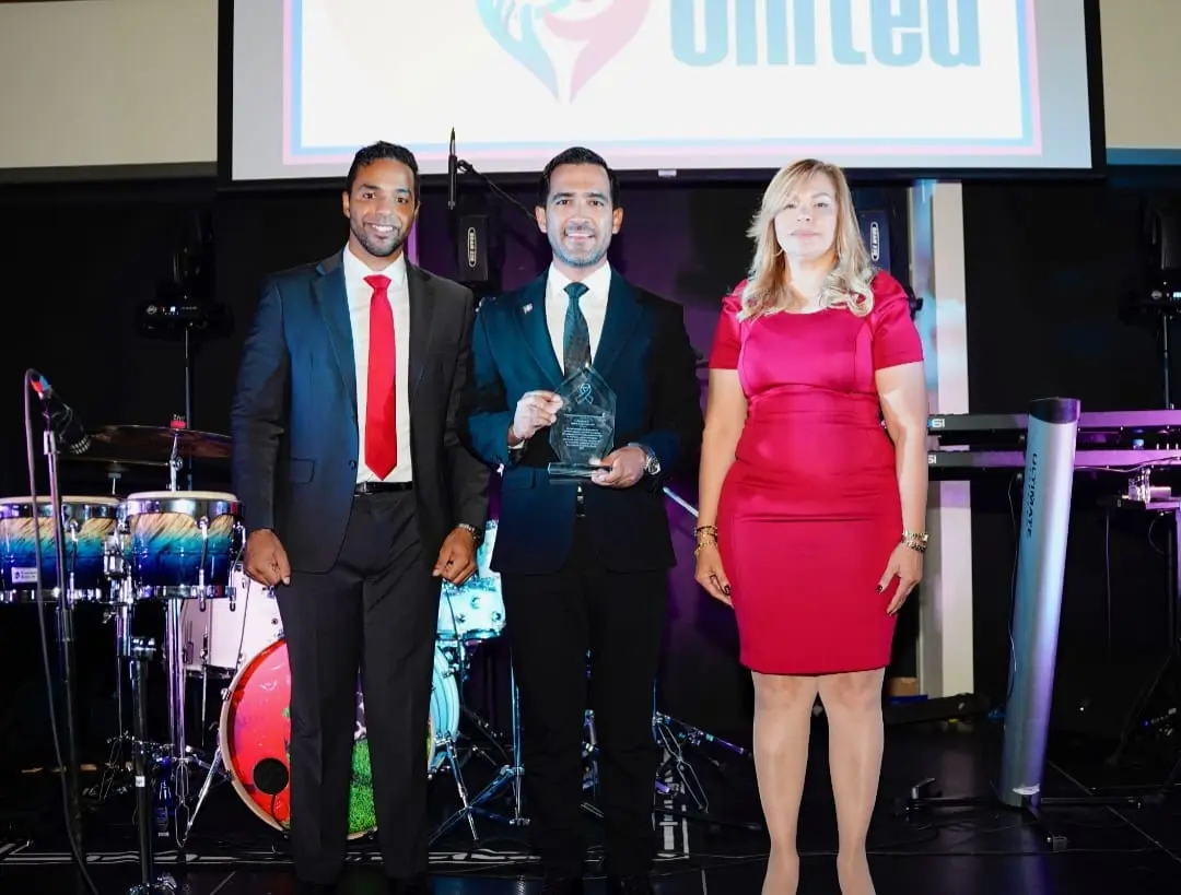 Friends United for Health reconoce labor del doctor Luis Cruz Camacho