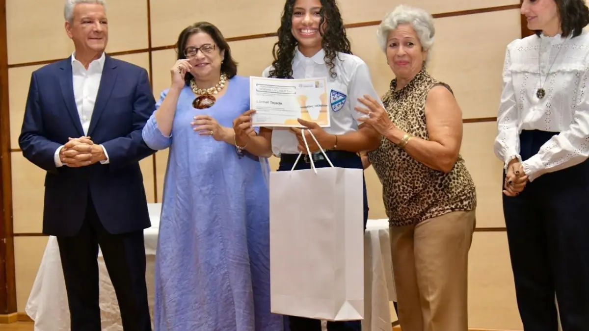 Fundación Macarrulla premia a jóvenes ganadores del Sexto Concurso Estudiantil por la Libertad