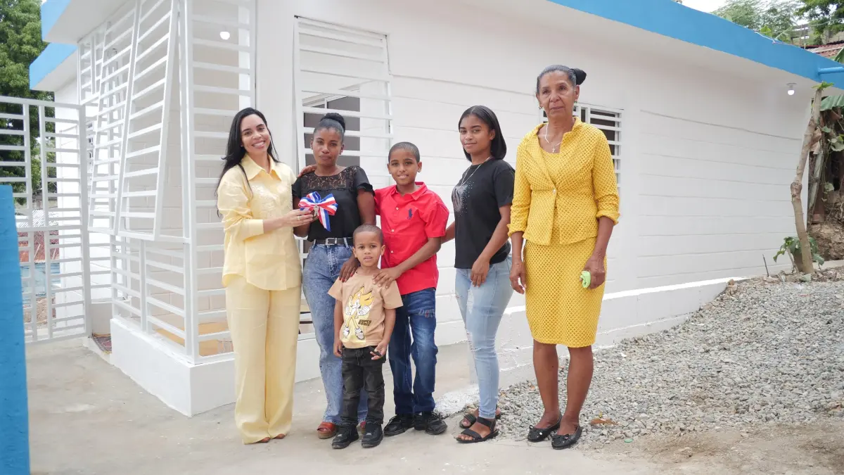 Familia en Quita Sueño recibe casa amueblada gracias a Fundación Refidomsa