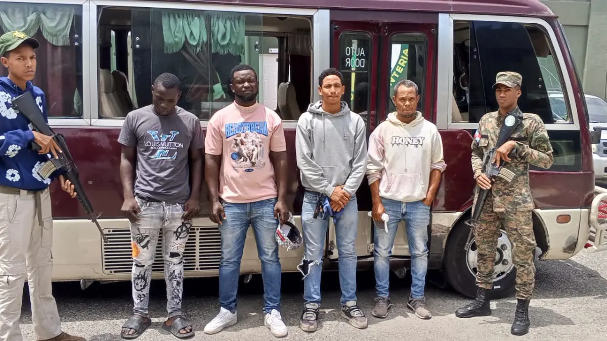 Apresan chofer y cobrador de autobús con pasajeros haitianos indocumentados en San Juan