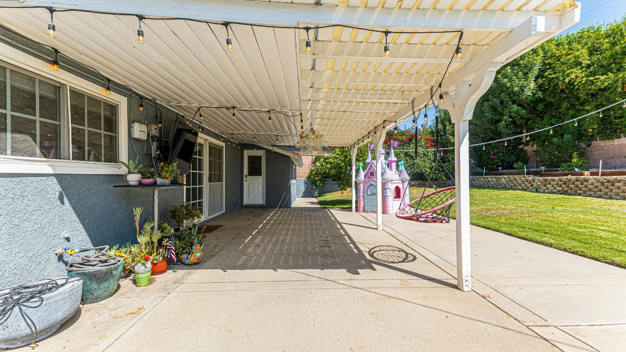 Porche con plantas y juguetes infantiles