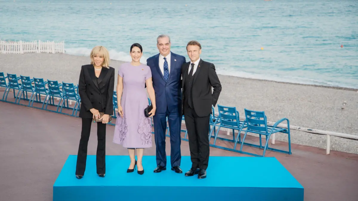 Luis Abinader dice Raquel “se hizo muy amiga allá de Brigitte Macron”