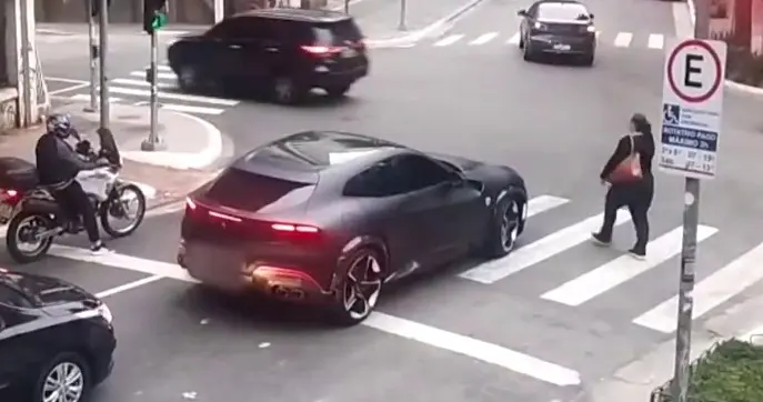 Captan el Ferrari de Neymar cometiendo una infracción de tránsito en Brasil