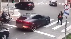 Captan el Ferrari de Neymar cometiendo una infracción de tránsito en Brasil