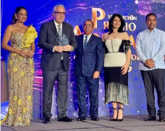 Hasbun agradece reconocimiento y lo dedica a su familia: “Nuestro compromiso siempre será con la verdad y con construir una mejor sociedad”