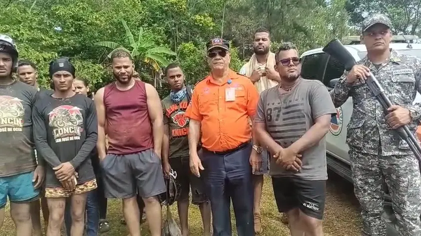 Defensa Civil trabaja en rescate de 12 jóvenes atrapados por lluvias en Presa Sabaneta, San Juan