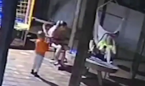 Un niño de dos años ultima a su madre con el arma del padre