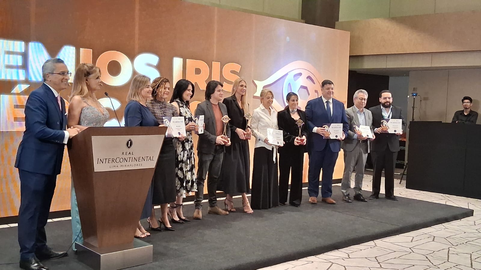 Entrega de premios Iris en Lima, participantes en escenario.
