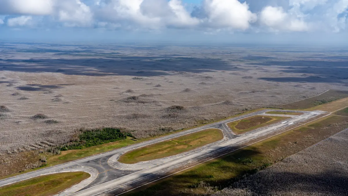 Florida construye el Alcatraz de los caimanes para detener migrantes en los Everglades