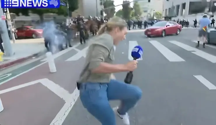 Policía dispara bala de goma a una periodista mientras informaba en directo de las protestas en Los Ángeles