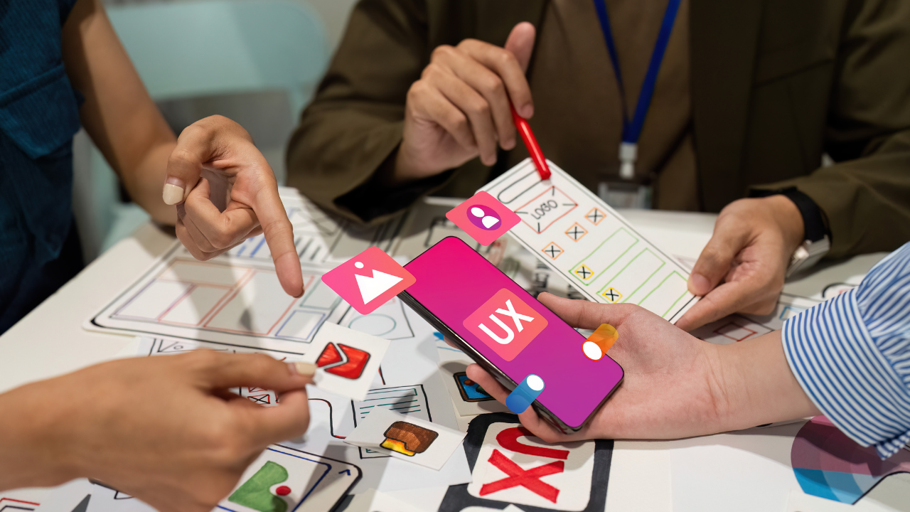 Diseño UX en teléfono móvil con tarjetas